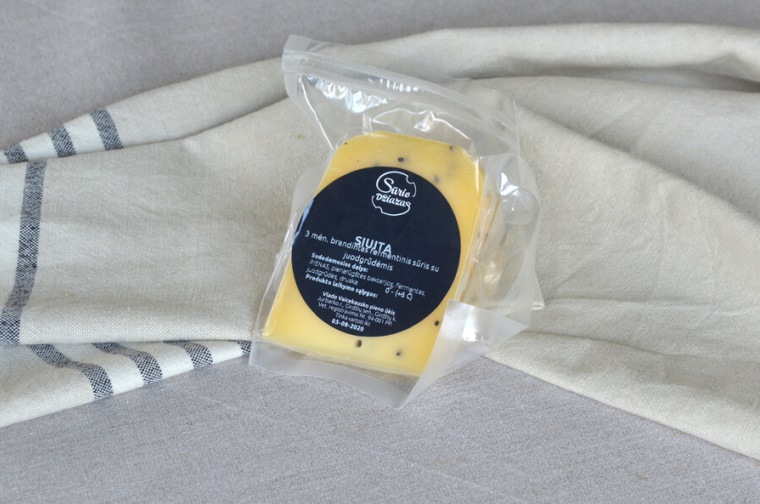 Brandintas fermentinis sūris su juodgrūdėmis „Siuita“ 47 % riebumo