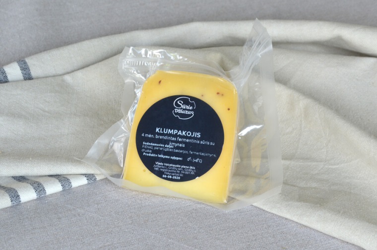 Brandintas fermentinis sūris su kmynais „Klumpakojis“ 47 % riebumo