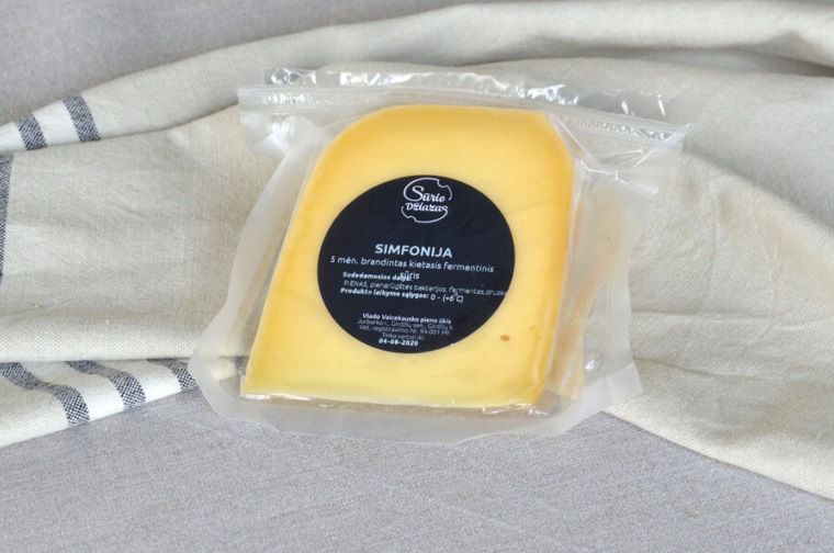 Brandintas kietasis fermentinis sūris "Simfonija" 47 % riebumo