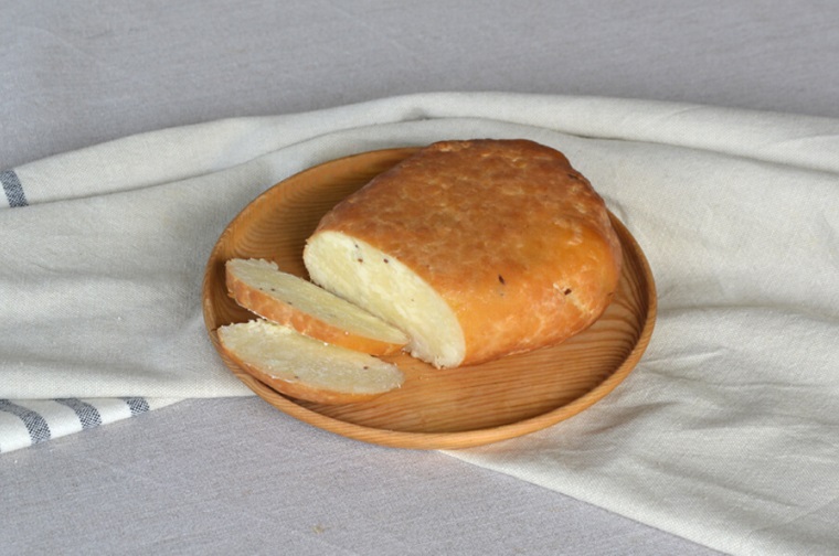 Sūkytas "Senelio" sūris su česnaku ir kmynais