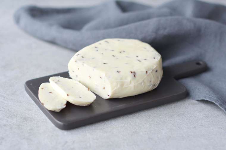 Saldaus pieno varškės sūris su kmynais, 6 % riebumo