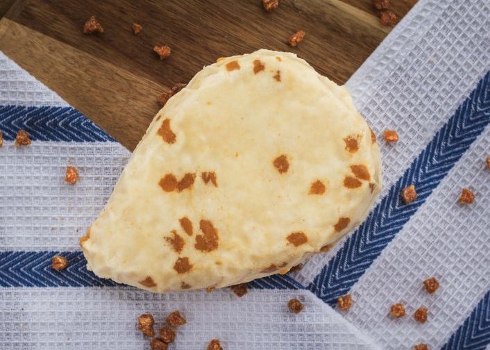 Saldaus pieno sūris su džiovintais abrikosais