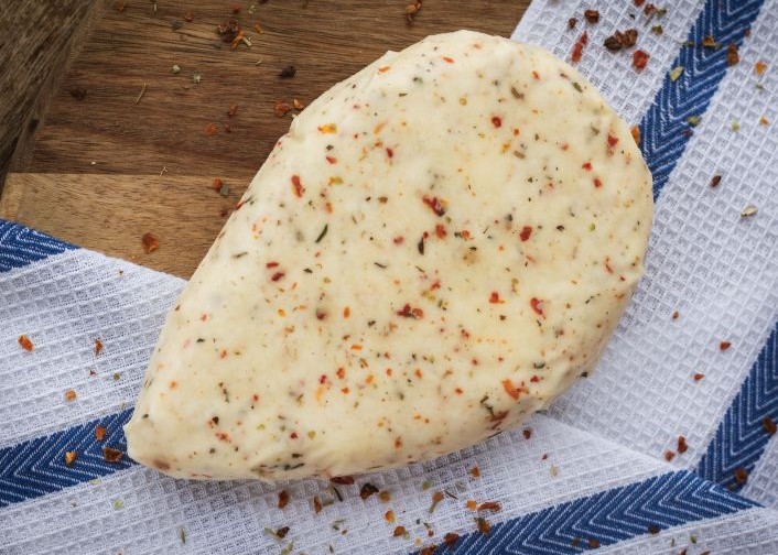 Saldaus pieno sūris su džiovintais pomidorais