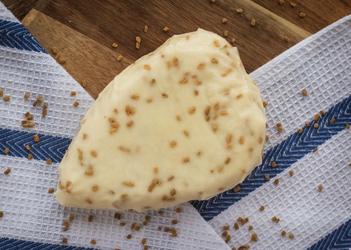 Saldaus pieno sūris su ožragės sėklomis