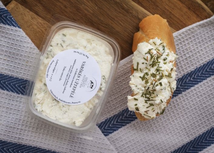 Varškės užtepėlė su laiškiniu česnaku