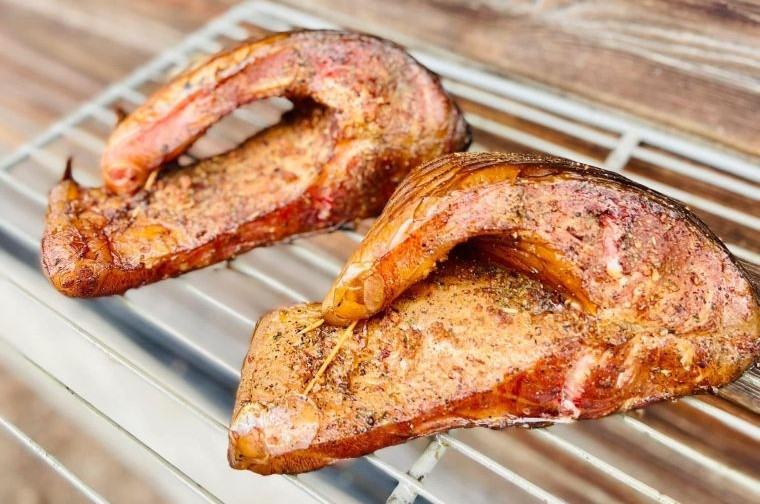 Karštai rūkytas karpio gabaliukas