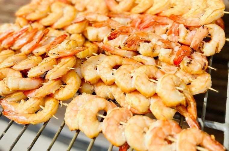 Karštai rūkytos krevetės iešmelis, 6 krevetės ant iešmelio