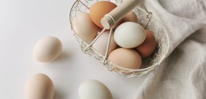 Velykų tradicijos šiandien - kiaušiniai krepšelyje