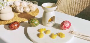 Velykų tradicijos šiandien - kiaušinių marginimas