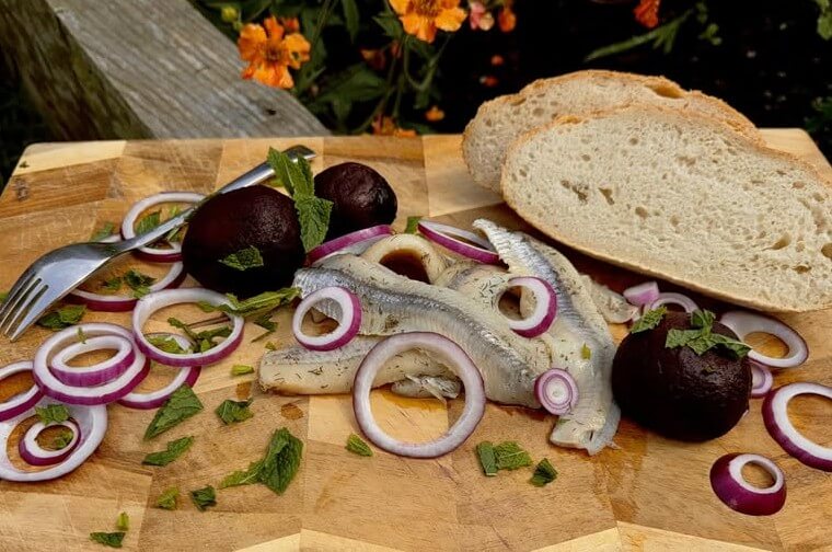 Atlantinės silkės filė burokėlių marinate