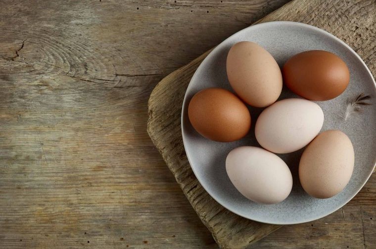 Laisvai laikomų vištų kiaušiniai ant lėkštės